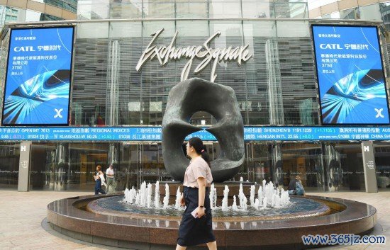 这是2025年5月20日在香港往返所外拍摄的宁德时间上市海报。新华社记者 陈铎 摄